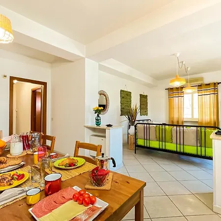 Livingapple Apartment