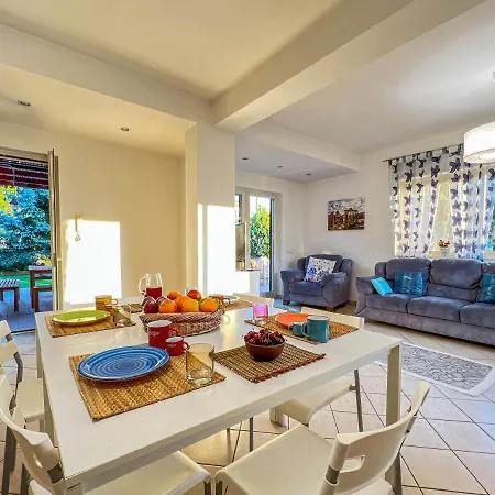 Livingapple Apartment